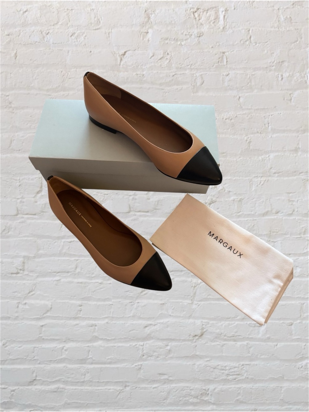 💕 🆕 Margaux leather The Cap-Toe Pointe flat shoe in nappa dune and black